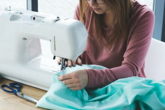 Kvinde der bruger sin symaskine